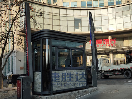 华夏银行钢结构文化石岗亭安装到位